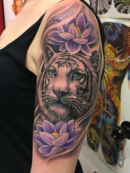 Tigre con flores de loto